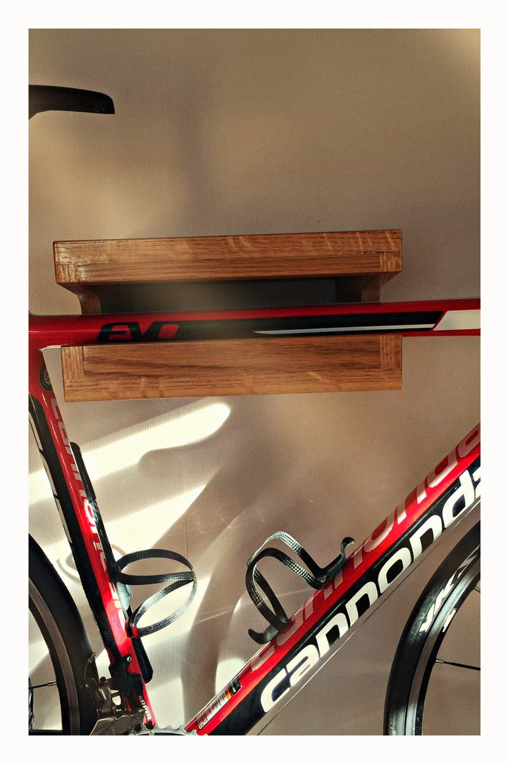 Geschenkkarte Bicycledudes – Rennrad an der Fahrrad-Wandhalterung Johannes aus Eiche