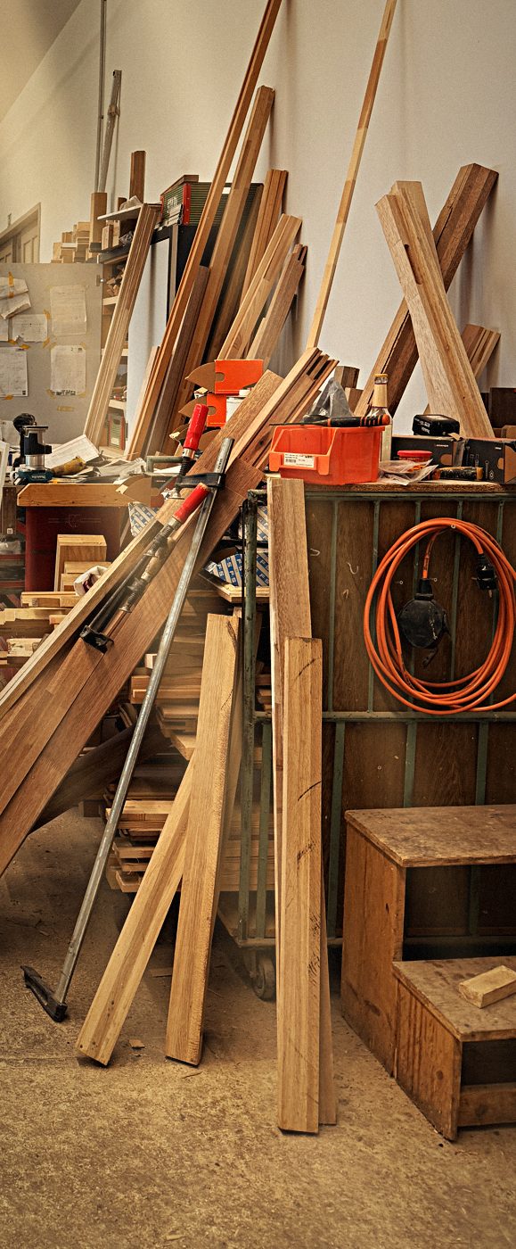 Holzleisten und Eichenkanteln an der Wand der Tischlerei