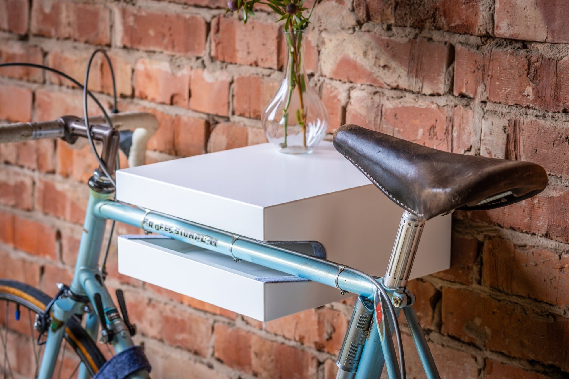 fahrrad wandhalterung mit gasdruckfeder Fahrrad Wandhalterung Friedrich aus Holz von Bicycledudes